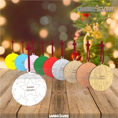 Ornamentos de Natal redondos coloridos com texto Família Ferreira pendurados