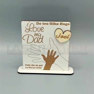 Placa decorativa em madeira clara com mãos e texto gravados para o dia do pai