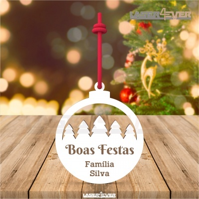 Enfeite de Natal branco redondo com mensagem 'Boas Festas Família Silva' pendurado em cordão vermelho.