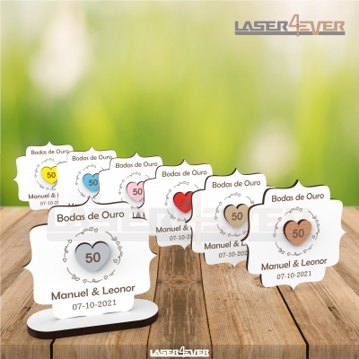 Placas decorativas para Bodas de Ouro em várias cores com texto e base branca.