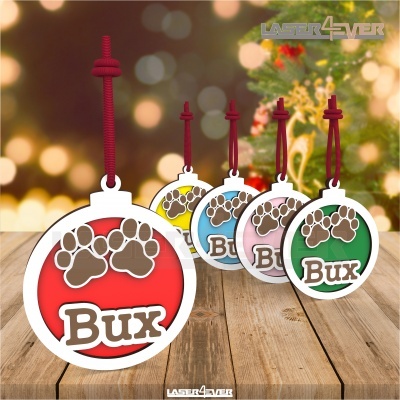 Ornamentos redondos coloridos com texto 'Bux' e patas de animal pendurados em cordões