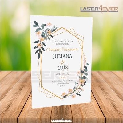 Convite de casamento com decoração floral e texto em português sobre madeira clara