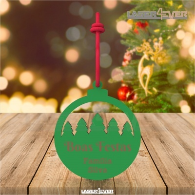 Enfeite de Natal verde com texto Boas Festas Família Silva pendurado