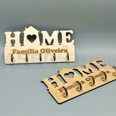 Porta-chaves em madeira clara com palavra HOME e nome Família Oliveira