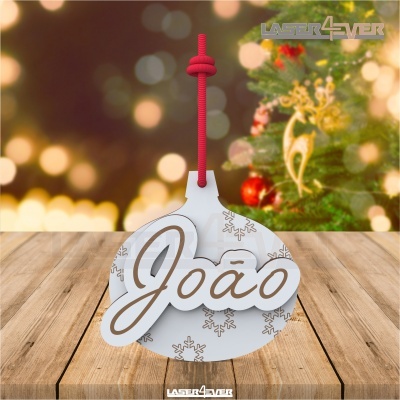 Ornamento de Natal branco com nome João e padrão de flocos de neve