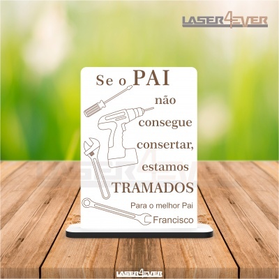 Placa decorativa com texto e desenhos de ferramentas sobre base preta