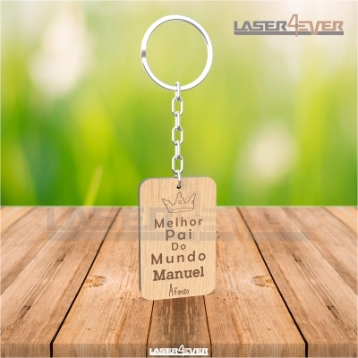 Porta-chaves de madeira com gravação personalizada e corrente metálica em fundo natural