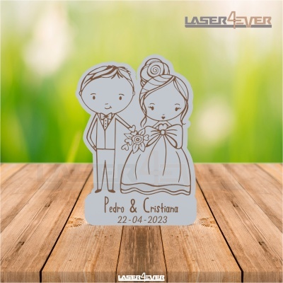 Figura em madeira de casal de noivos com texto Pedro & Cristiana 22-04-2023