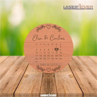 Calendário redondo de madeira com nomes e data gravados a laser