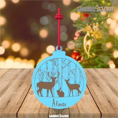 Decoração de Natal azul com silhuetas de veados e coelho e nome 'Afonso' gravado