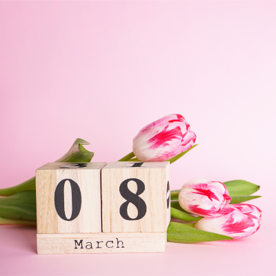 Bloco de madeira com data 08 March e tulipas rosa com riscas vermelhas
