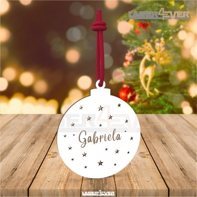 Ornamento de Natal branco redondo com estrelas e o nome Gabriela pendurado com corda vermelha
