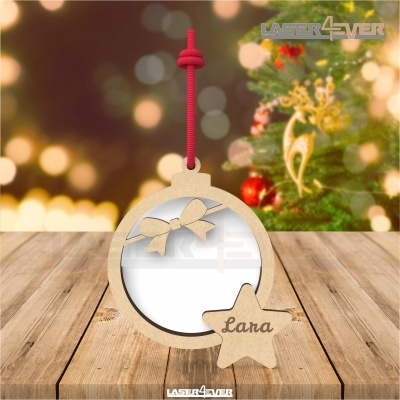Ornamento de Natal em madeira com cordão vermelho e estrela com nome Lana