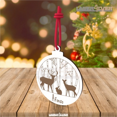 Decoração de Natal branca redonda com desenho de três veados e nome Afonso, pendurada por cordão vermelho
