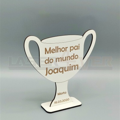 Trofeu taça branco com texto castanho 