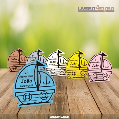 Lembranças de aniversário em forma de barco de madeira colorida