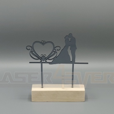 Figura decorativa metálica de casal e coração com base de madeira