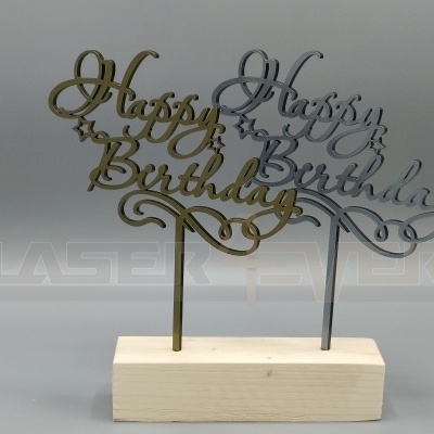 Decoração de aniversário 'Happy Birthday' em madeira dourada e cinzenta numa base de madeira clara