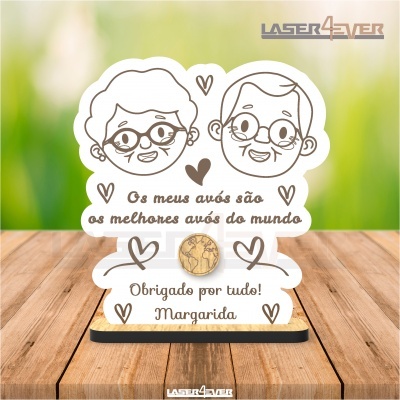 Expositor decorativo com texto e desenho de avós em madeira