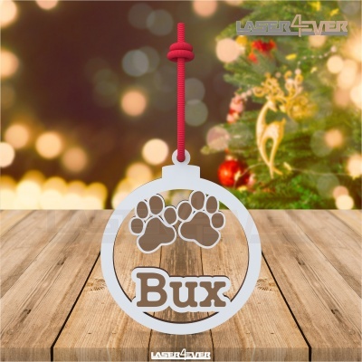 Enfeite de Natal branco com patas e nome Bux, cordão vermelho, sobre madeira e árvore de Natal