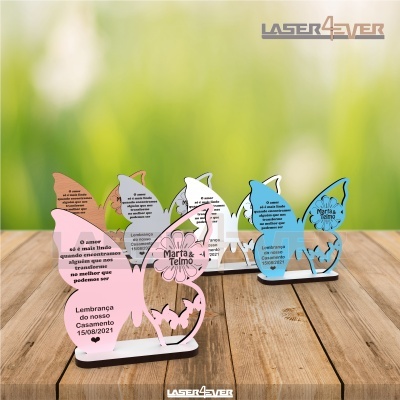 Lembranças de casamento em acrílico colorido em forma de peixe com texto gravado