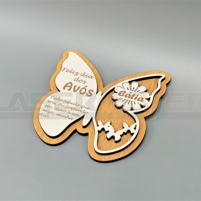 Produto decorativo em madeira em forma de borboleta com texto em português gravado