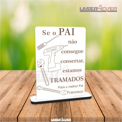 Placa decorativa de acrílico com texto e desenhos de ferramentas para o Dia do Pai