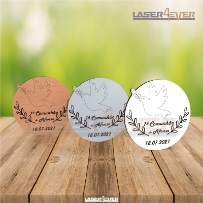 Medalhões redondos de comunhão com pomba e texto gravados em madeira, metal e branco