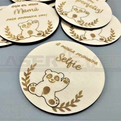 Placas redondas de madeira com gravuras de ursinhos e textos em português