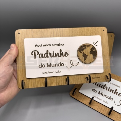 Placa de madeira com texto para padrinho e globo terrestre em relevo