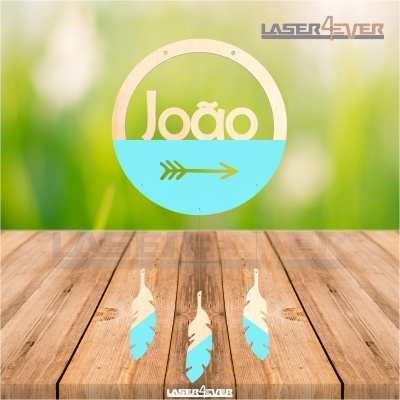 Decoração em madeira com nome João e penas azuis e bege