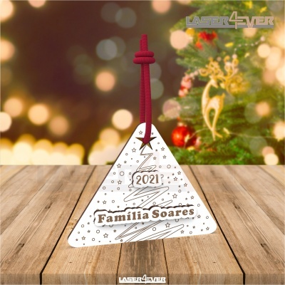 Ornamento de Natal triangular branco com texto 'Família Soares' e '2021'