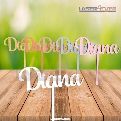 Toppers de bolo com o nome Diana em várias cores sobre mesa de madeira