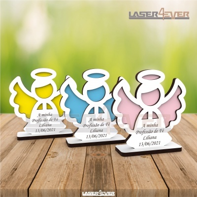 Figuras decorativas de anjos em madeira coloridas com texto em português na base