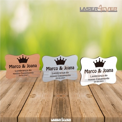 Placas decorativas de madeira com texto de casamento gravado a laser