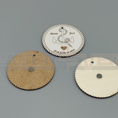 Três etiquetas redondas em cortiça e madeira com desenho de âncora e texto