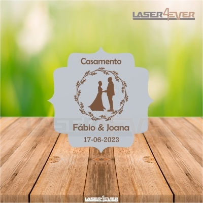 Convite de casamento cinza com silhueta de casal e texto de nomes e data