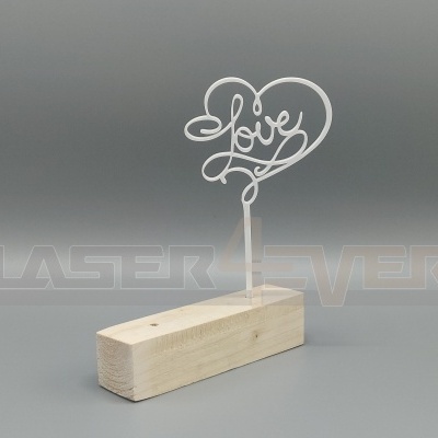 Objeto decorativo com a palavra 'Love' em metal branco e base de madeira clara