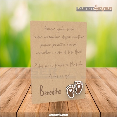 Cartão de papel kraft com texto manuscrito e nome Benedita com pegadas de bebê brancas