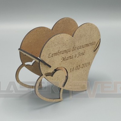 Lembrança de casamento em madeira em forma de dois corações entrelaçados com texto gravado.