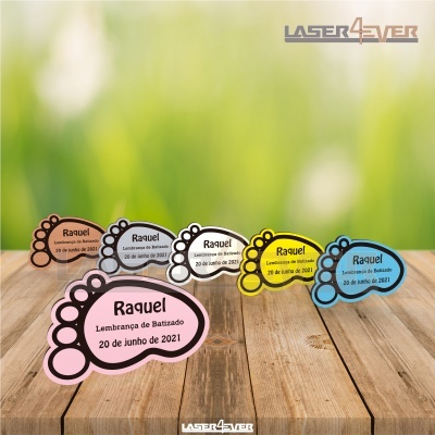 Seis pegadas coloridas de papel com texto em mesa de madeira