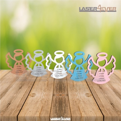 Anjos de madeira pastel com mensagem gravada sobre superfície de madeira