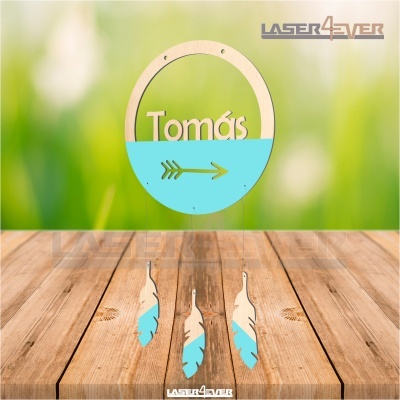 Móbile de madeira com nome Tomás e penas penduradas