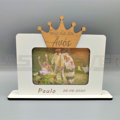 Moldura de fotografia branca com coroa de madeira e texto 