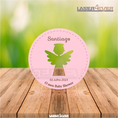 Convite redondo para baby shower rosa com anjo verde e texto Santiago