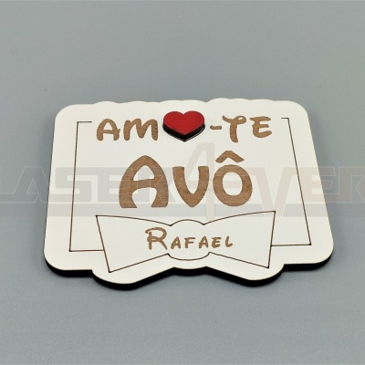Placa decorativa branca com texto AM❤-TE AVÔ Rafael em castanho e vermelho