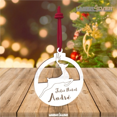 Ornamento de Natal redondo em madeira branca com rena e texto gravado