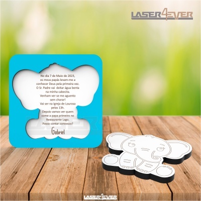 Convite para batizado em forma de elefante azul e branco com texto em português