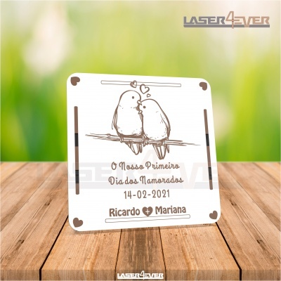 Placa decorativa com ilustração de pássaros e texto de dia dos namorados.