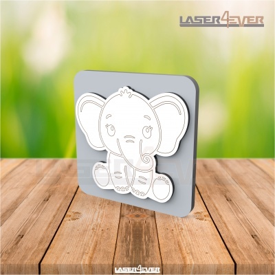 Placa decorativa com desenho de elefante em fundo cinza sobre madeira.